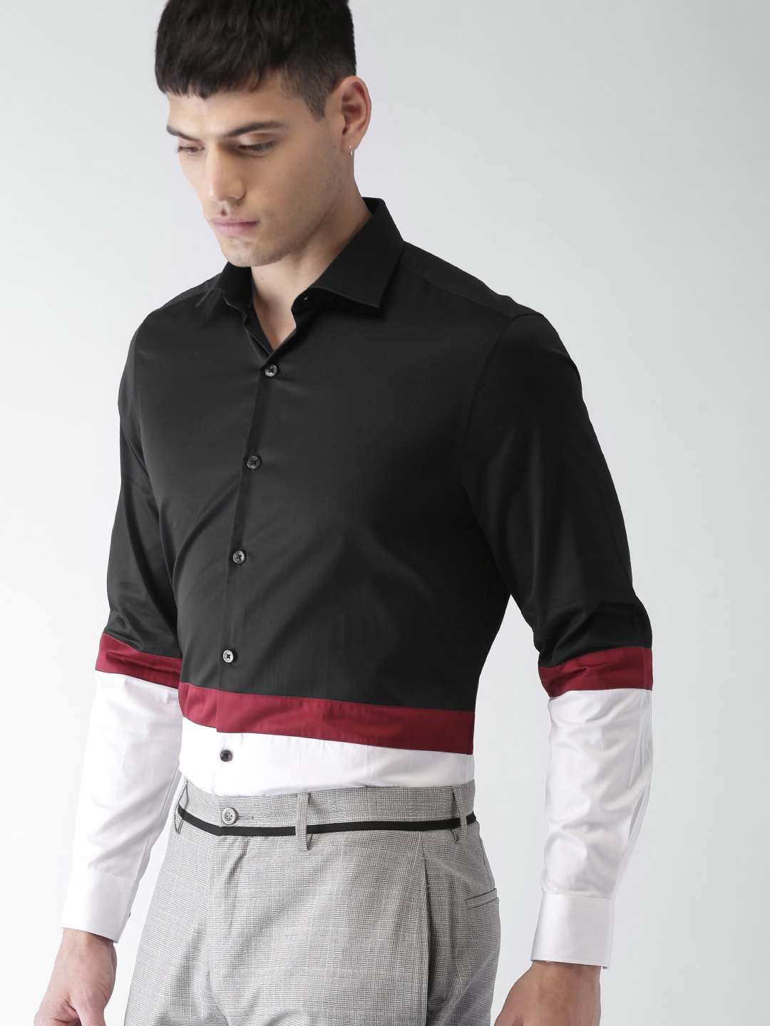 

INVICTUS Men Black & White Slim Fit Colourblocked Semiformal Shirt