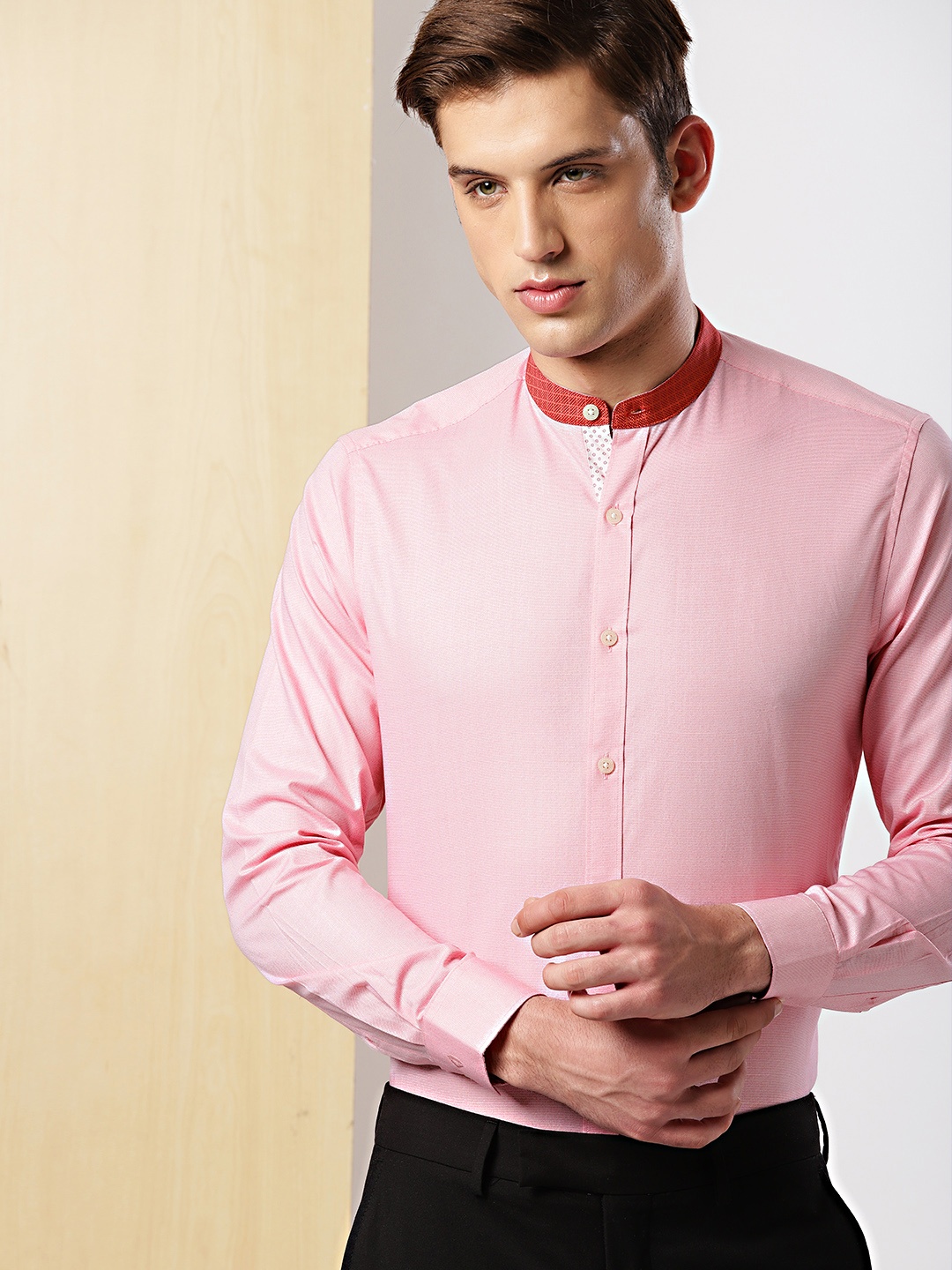 

INVICTUS Men Pink Trim Slim Fit Solid Semiformal Shirt