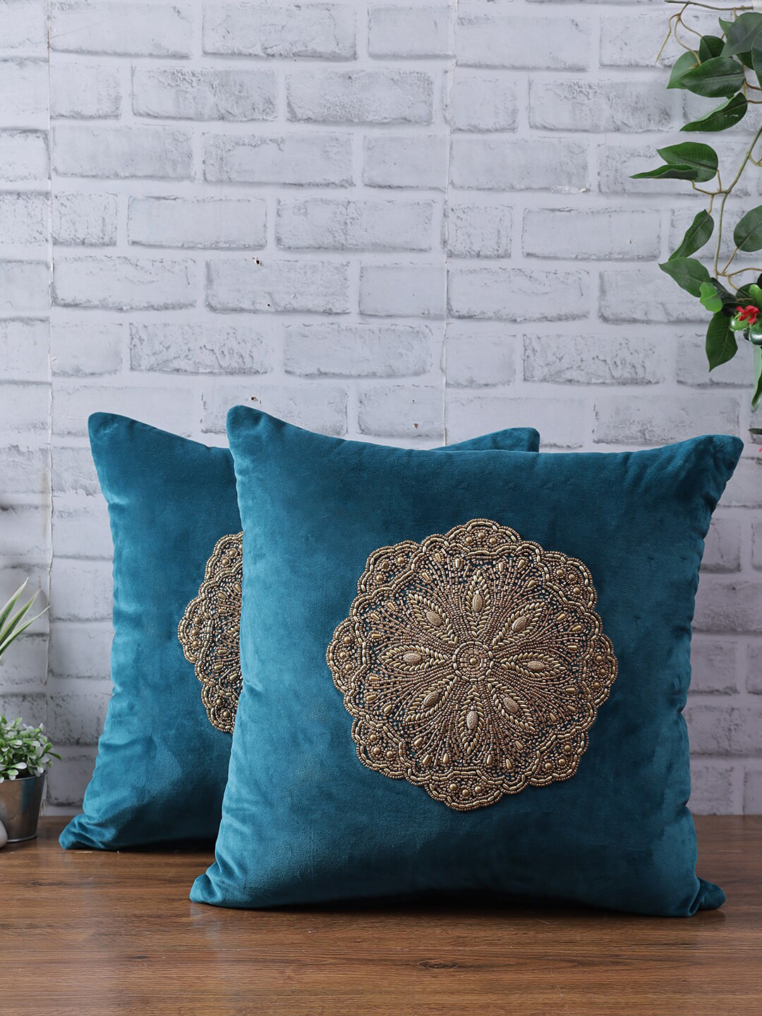 

eyda Blue & Gold-Toned 2 Pieces Embellished Velvet Square Cushion Covers