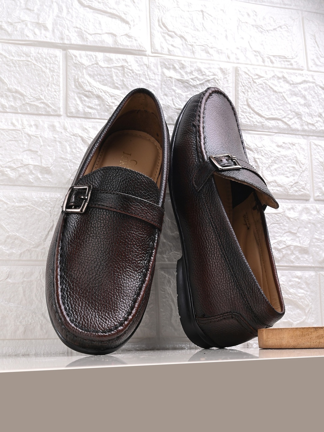 

CLOG LONDON Men Textured Leather Penny Loafers With Buckles, Brown