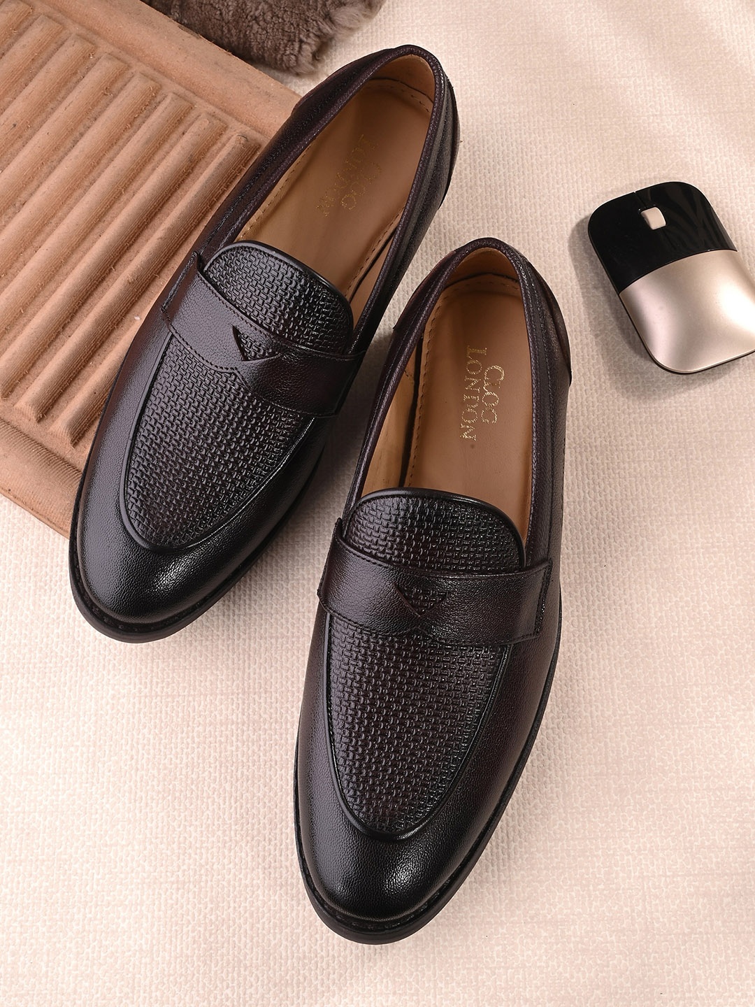 

CLOG LONDON Men Textured Comfort Insole Leather Penny Loafers, Brown