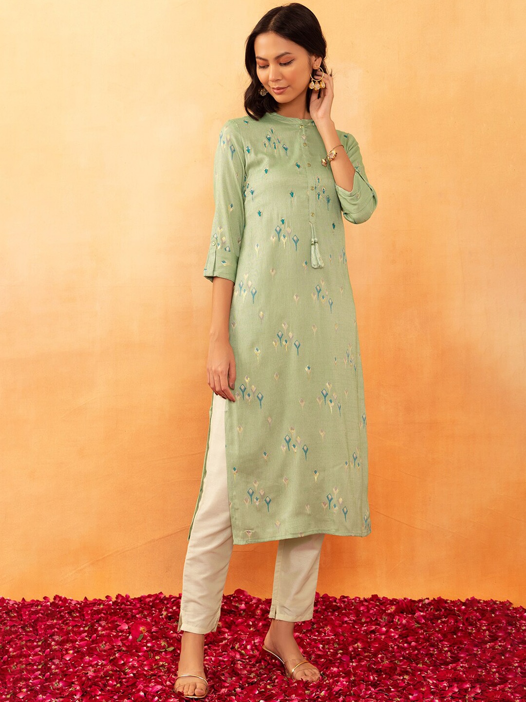 

Rang by Indya Mandarin Collar Abstract Printed Thread Work Kurta, Green