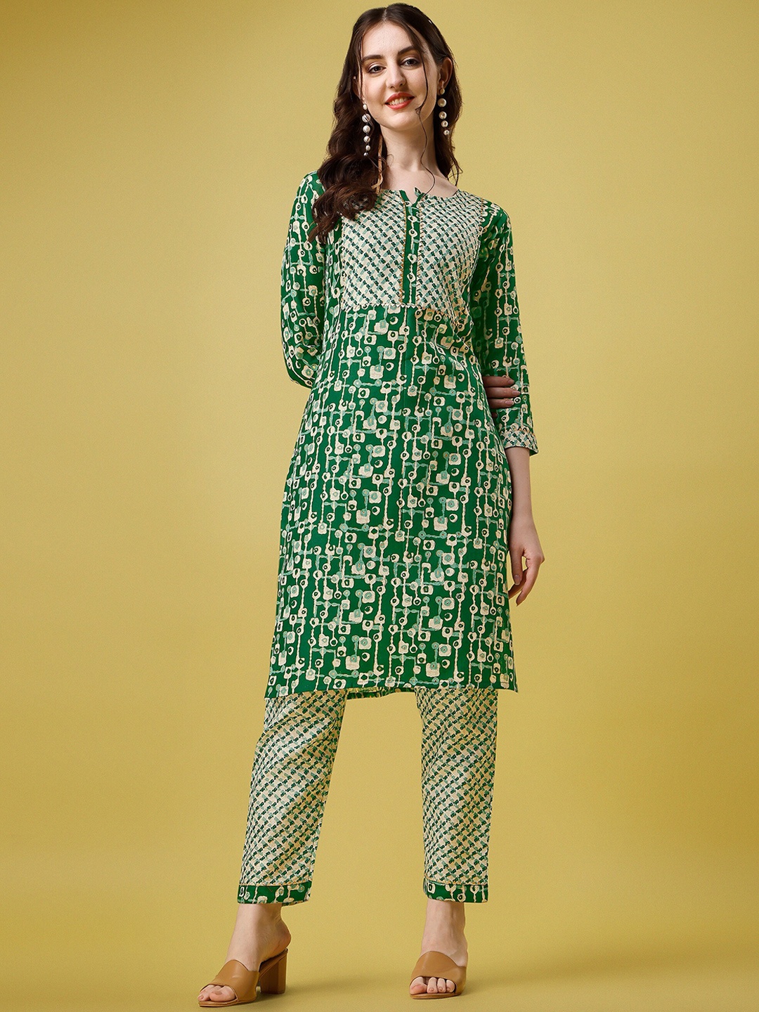 

ASPORA Abstract Printed Gotta Patti Kurta with Trousers, Green