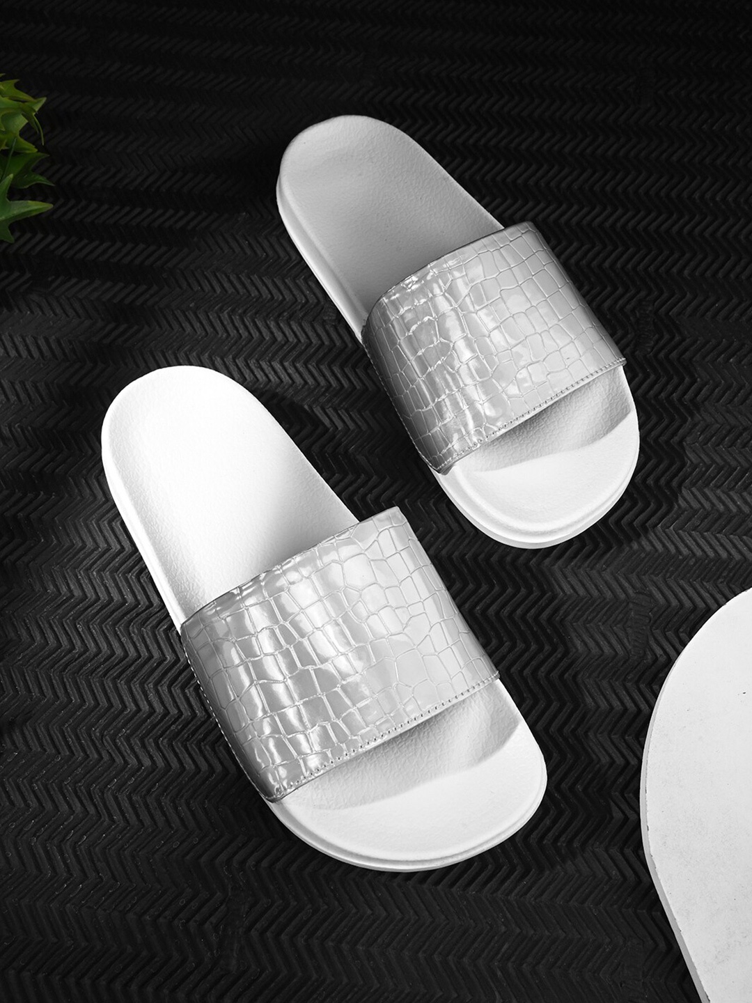 

EXTRIMOS Women Printed Lightweight Sliders, Grey