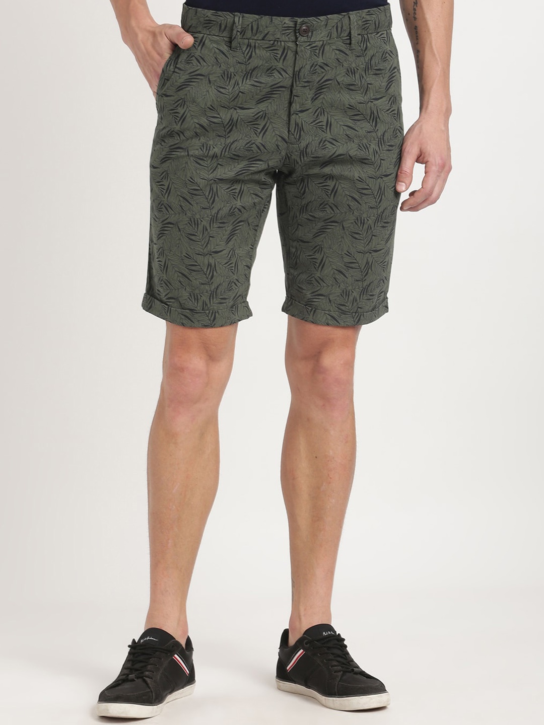

Indian Terrain Men Floral Printed Mid-Rise Slim Fit Pure Cotton Shorts, Green