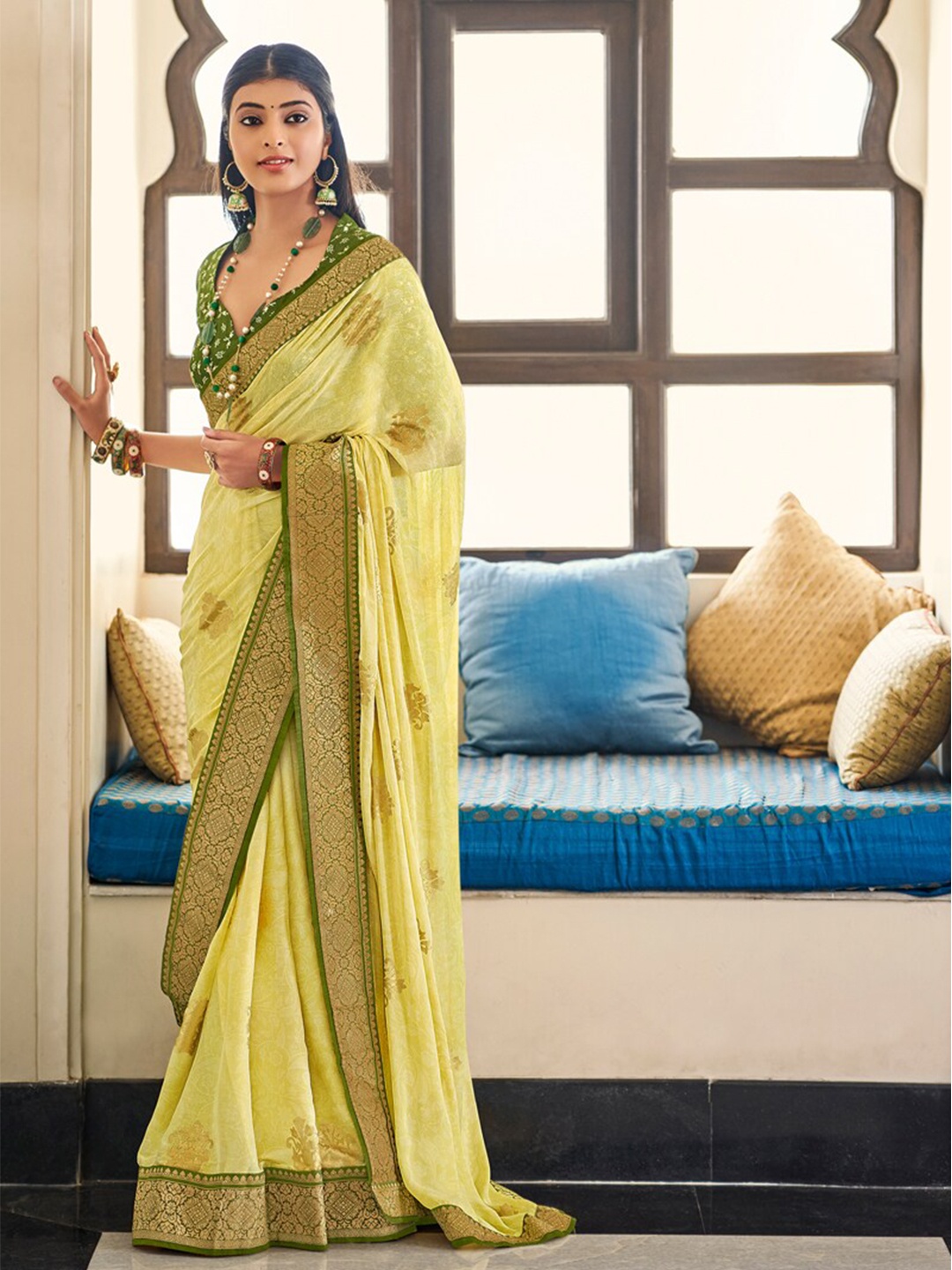 

DIVASTRI Ethnic Motif Woven Design Zari Saree, Lime green