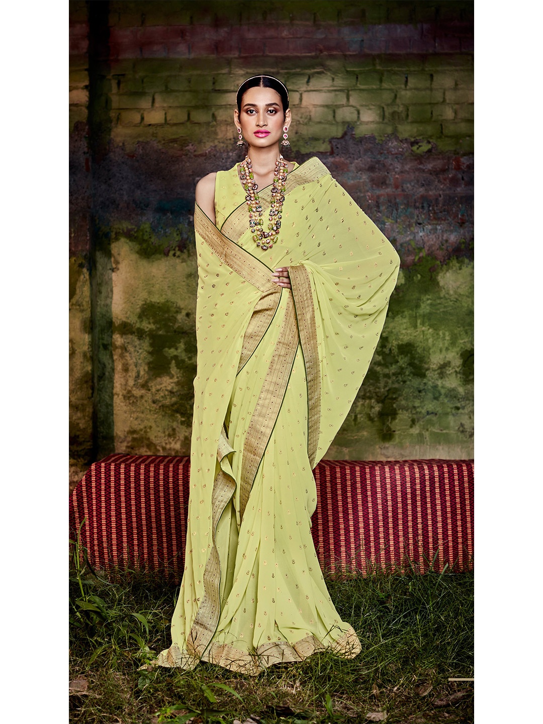 

DIVASTRI Floral Zari Pure Georgette Saree, Green