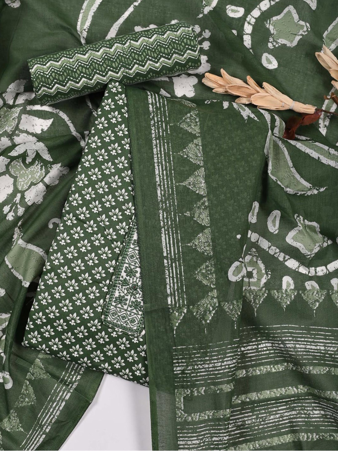 

Meena Bazaar Printed Unstitched Dress Material, Green
