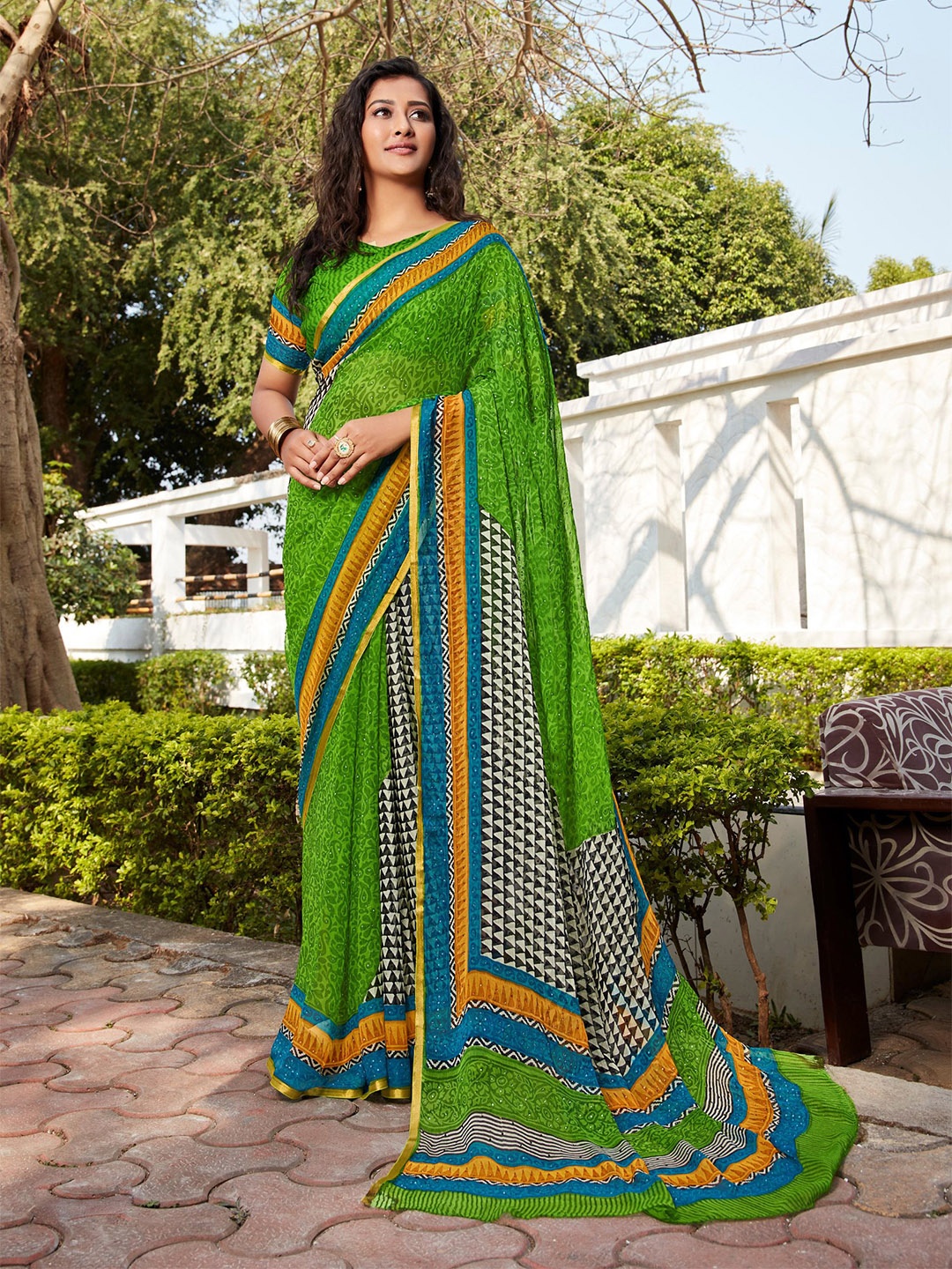 

DIVASTRI Ethnic Motifs Printed Zari Saree, Green