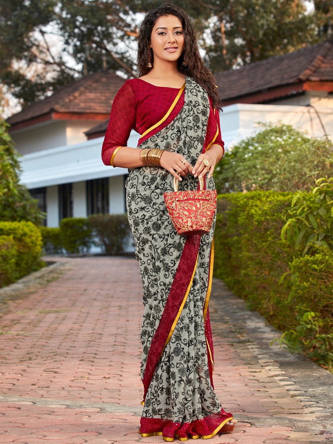 

DIVASTRI Floral Printed Zari Saree, Grey