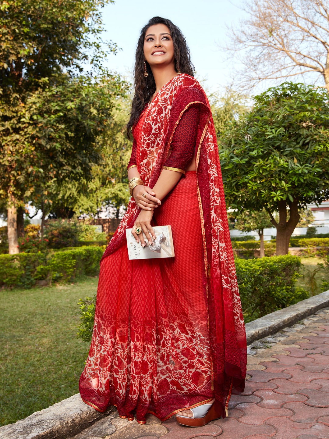 

DIVASTRI Floral Printed Embellished Zari Saree, Red