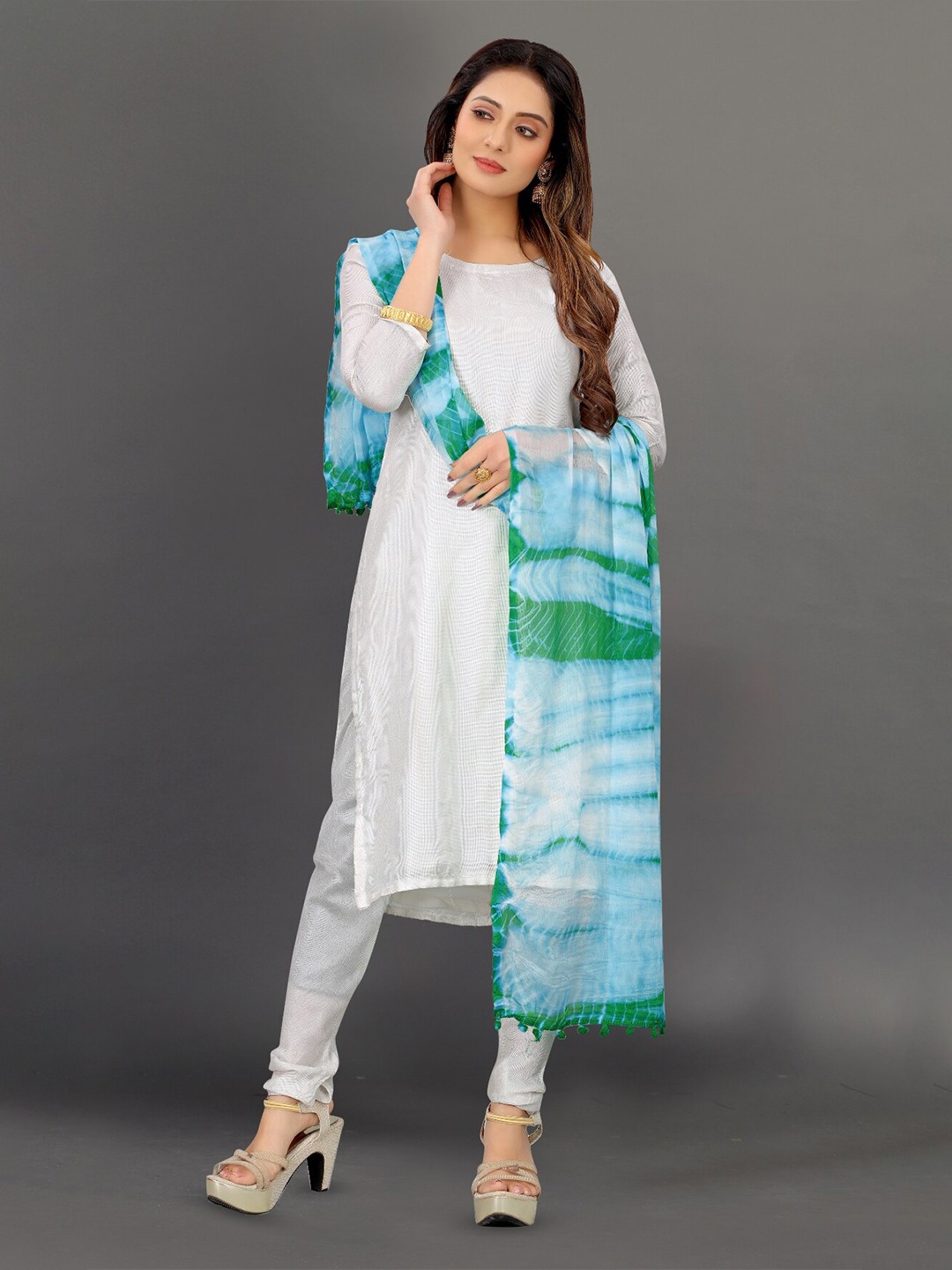 

APNISHA Abstract Printed Tasselled Boarder Dupatta, Green