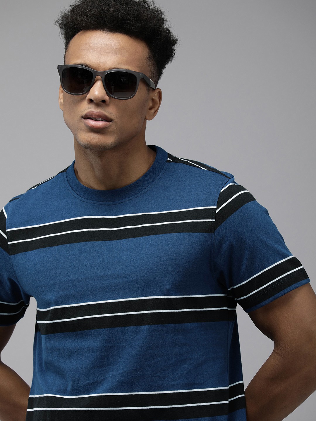

Roadster Men Striped Regular Fit T-shirt, Blue