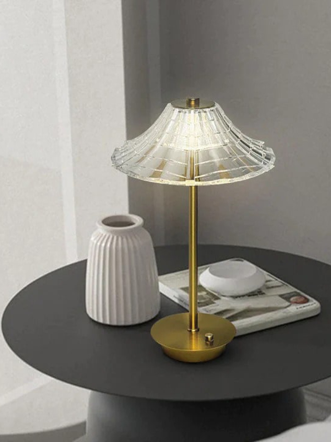 

THE ARTMENT Summerhouse Transparent & Gold Toned Textured Table Lamp