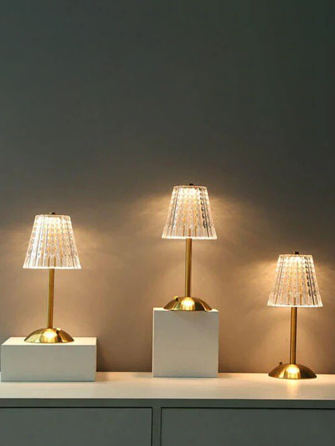 

THE ARTMENT Modern Art Beige & White Crystal Diamond Textured Table Lamp