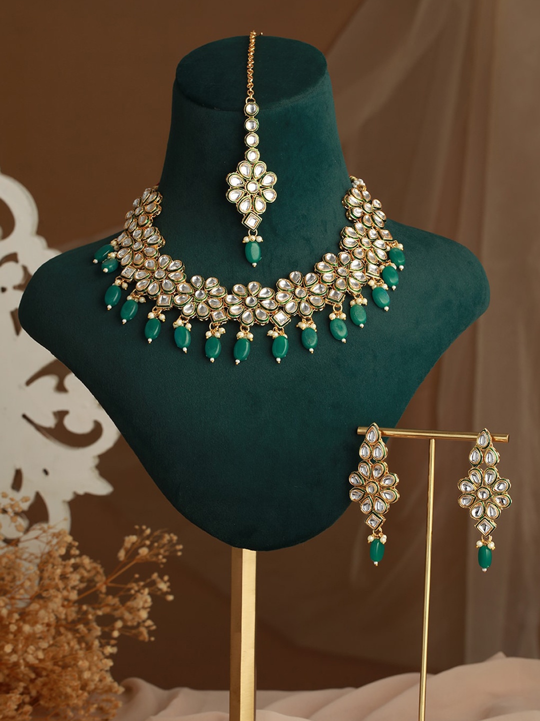 

Priyaasi Gold-Plated Kundan-Studded Jewellery Set & Maangtika