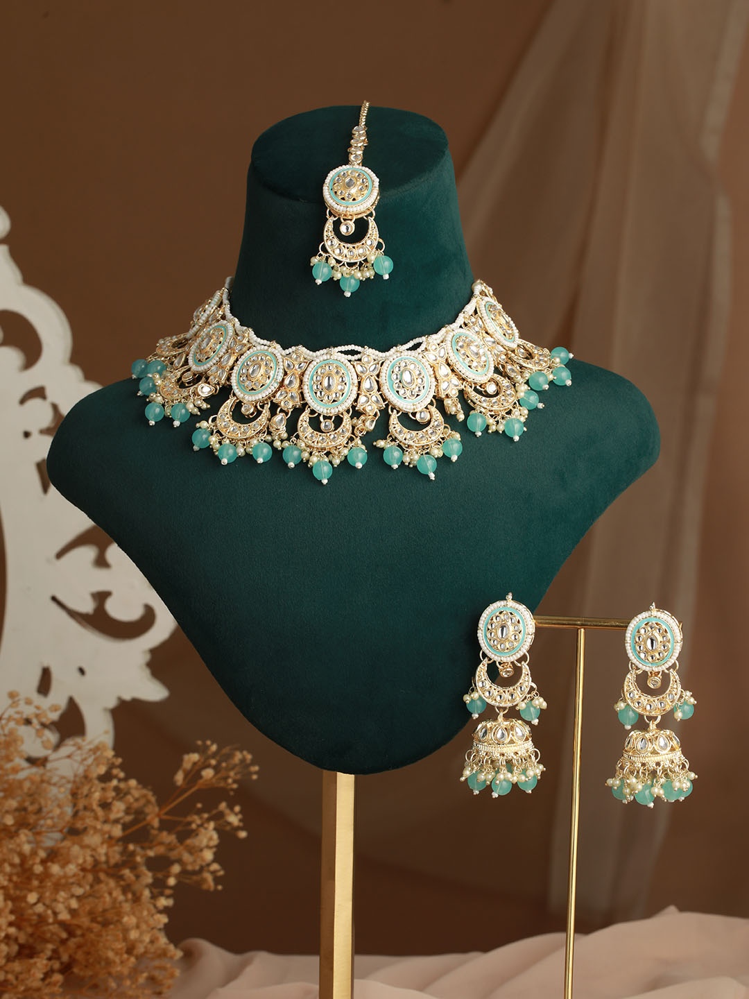

Priyaasi Gold-Plated Kundan-Studded & Beaded Jewellery Set With Maangtika
