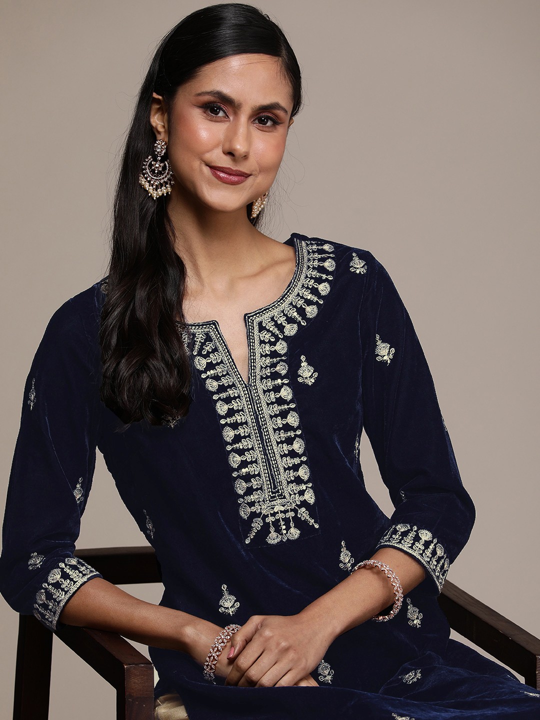 

House of Pataudi Jashn Embroidered Kurta, Navy blue
