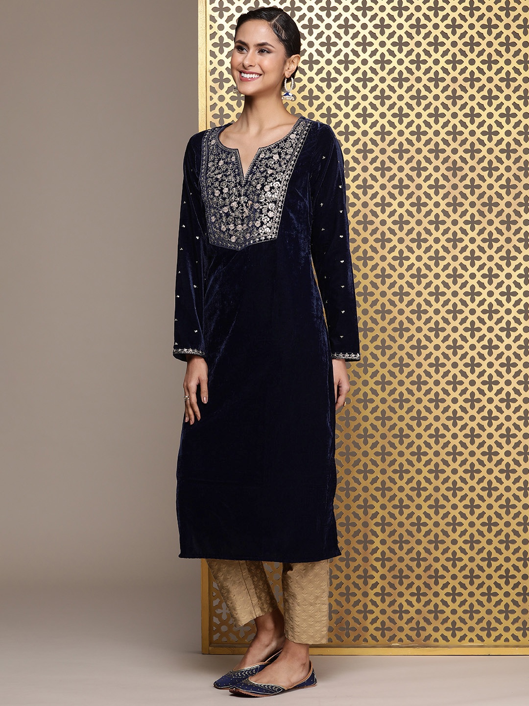 

House of Pataudi Jashn Ethnic Motifs Embroidered Velvet Kurta, Navy blue