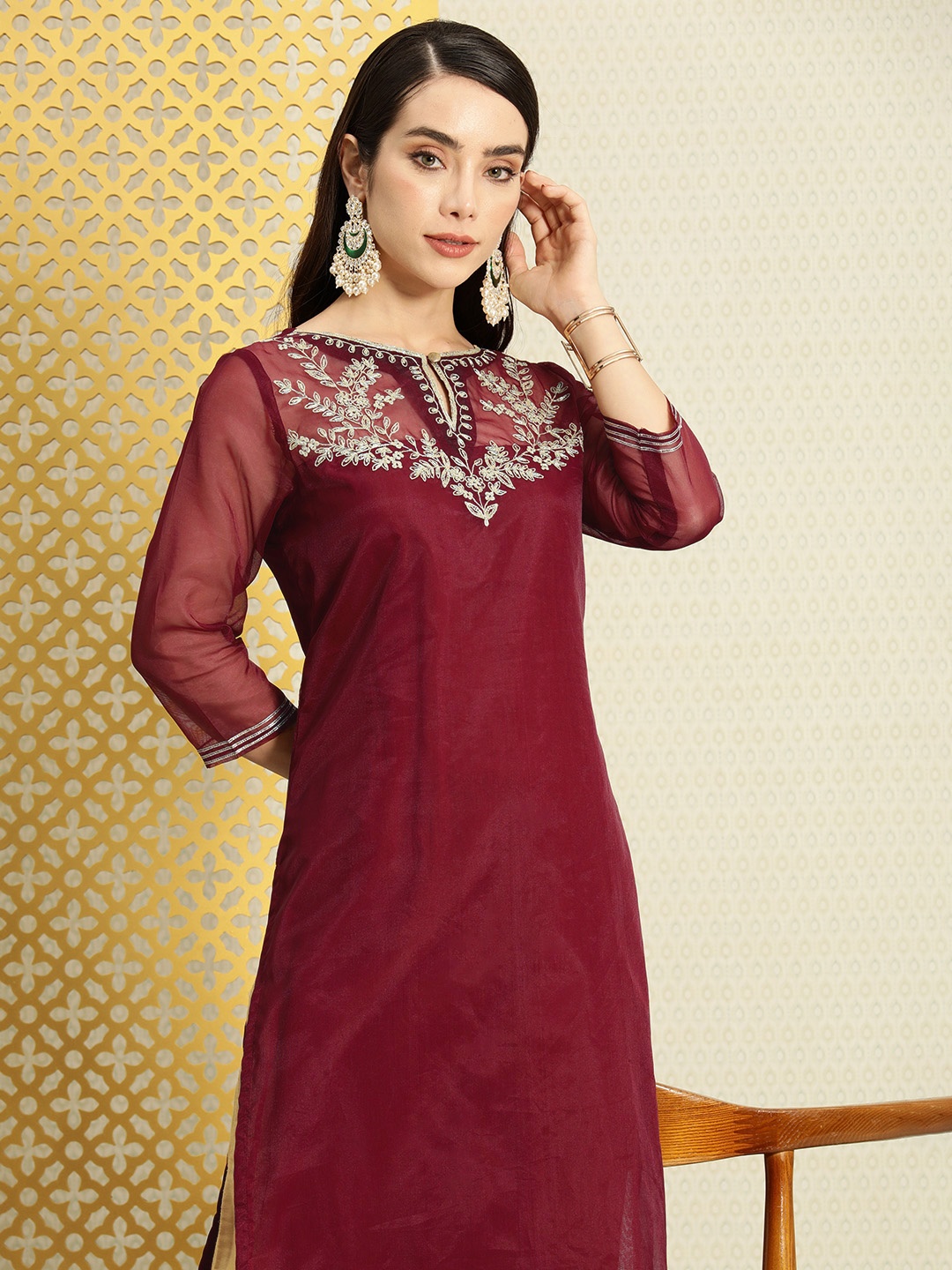 

House of Pataudi Ethnic Motifs Zari Embroidered Keyhole Neck Straight Jashn Kurta, Maroon