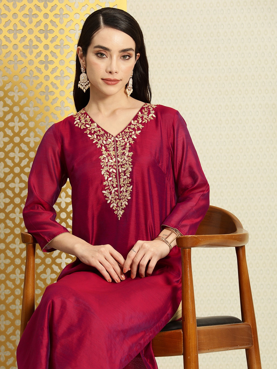 

House of Pataudi V-Neck Ethnic Motifs Zari Embroidered Straight Jashn Kurta, Magenta