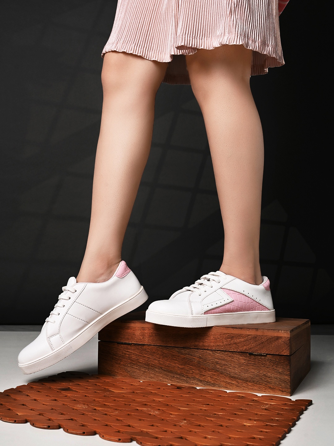 

Longwalk Women Colourblocked Lightweight Sneakers, White