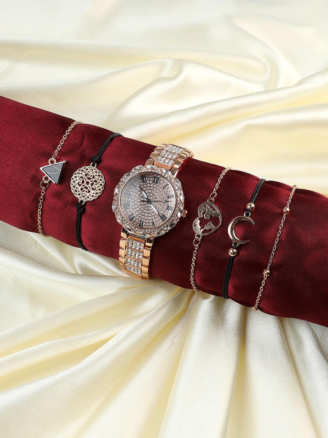 

HAUTE SAUCE by Campus Sutra Women Watch And Bracelet Gift Set SS23_HSWB5082, Gold