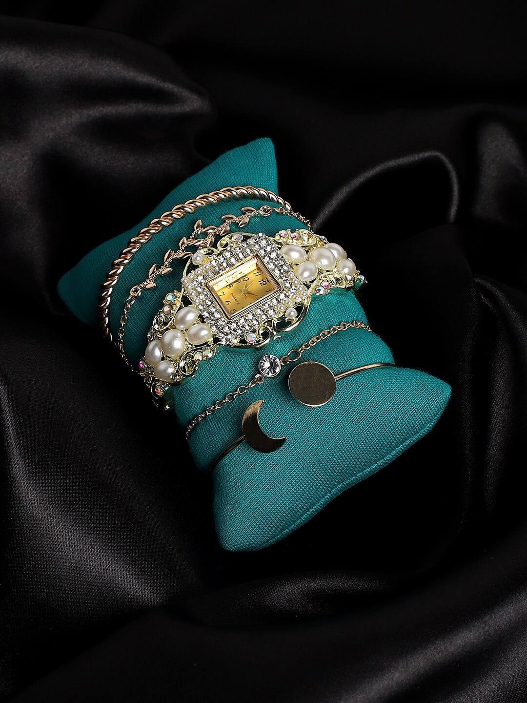 

HAUTE SAUCE by Campus Sutra Women Watch Gift Set SS23_HSWB5077, Gold
