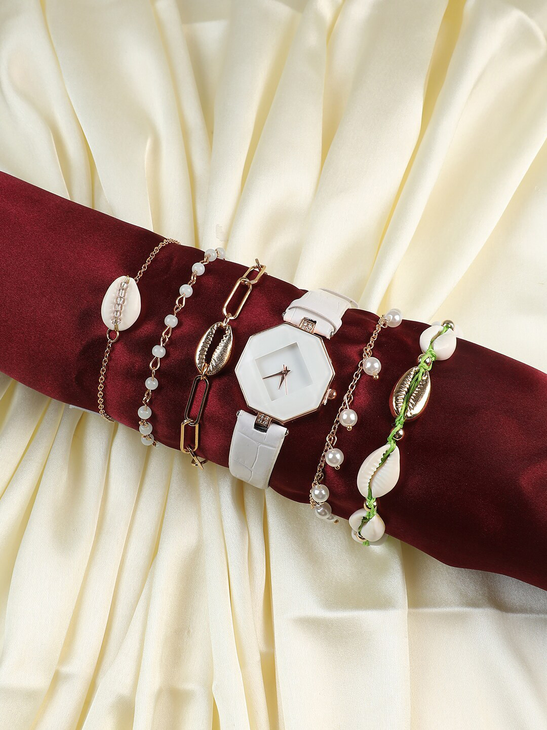 

HAUTE SAUCE by Campus Sutra Women Leather Watch And Bracelet Gift Set SS23_HSWB5050, White