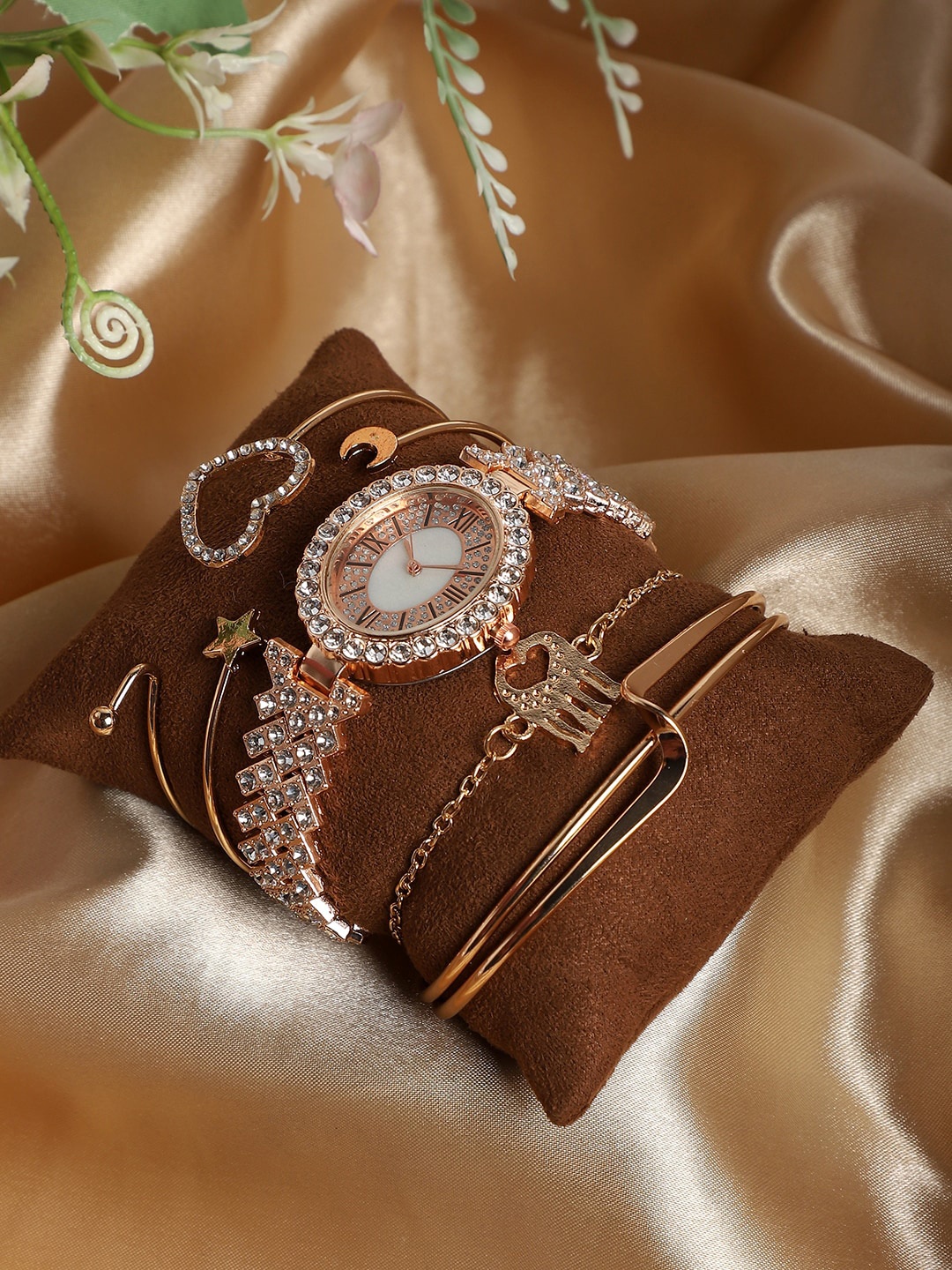 

HAUTE SAUCE by Campus Sutra Women Watch And Bracelet Gift Set SS23_HSWB5069, Gold