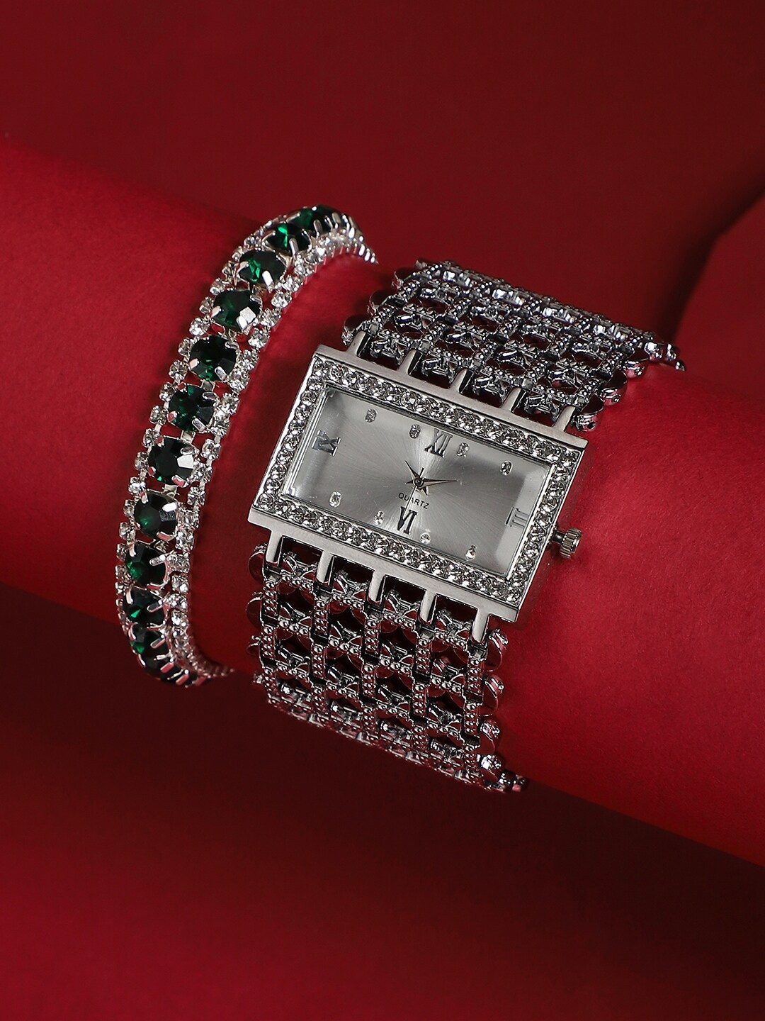 

HAUTE SAUCE by Campus Sutra Women Watch And Bracelet Gift Set SS23_HSWB5075, Silver