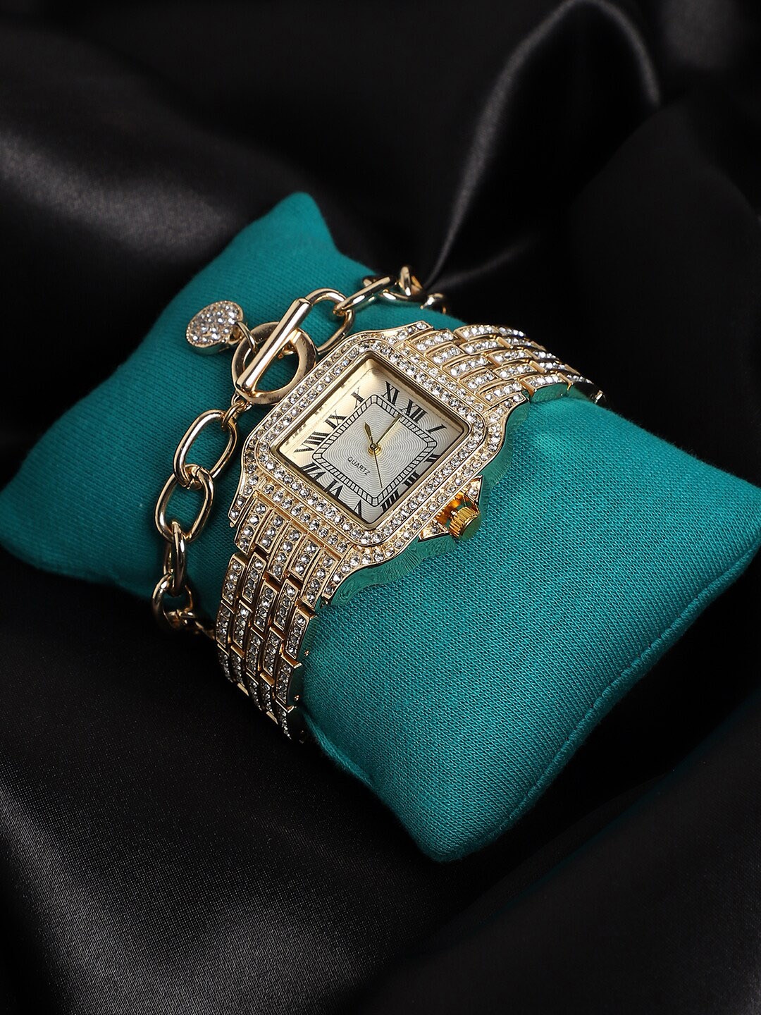 

HAUTE SAUCE by Campus Sutra Women Watch Gift Set SS23_HSWB5058, Gold