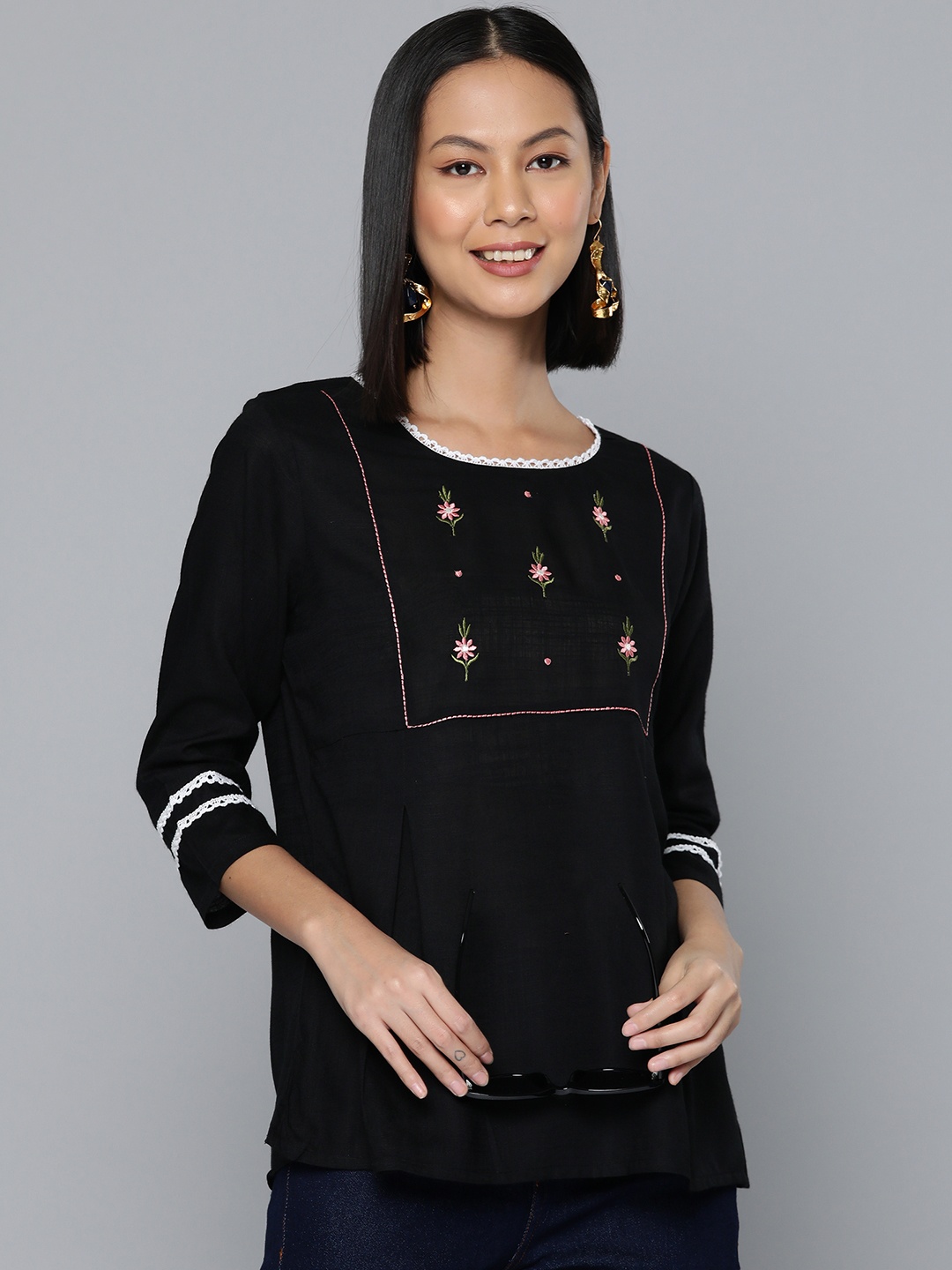 

HERE&NOW Floral Embroidered Kantha Work Kantha Work Pleated Kurti, Black