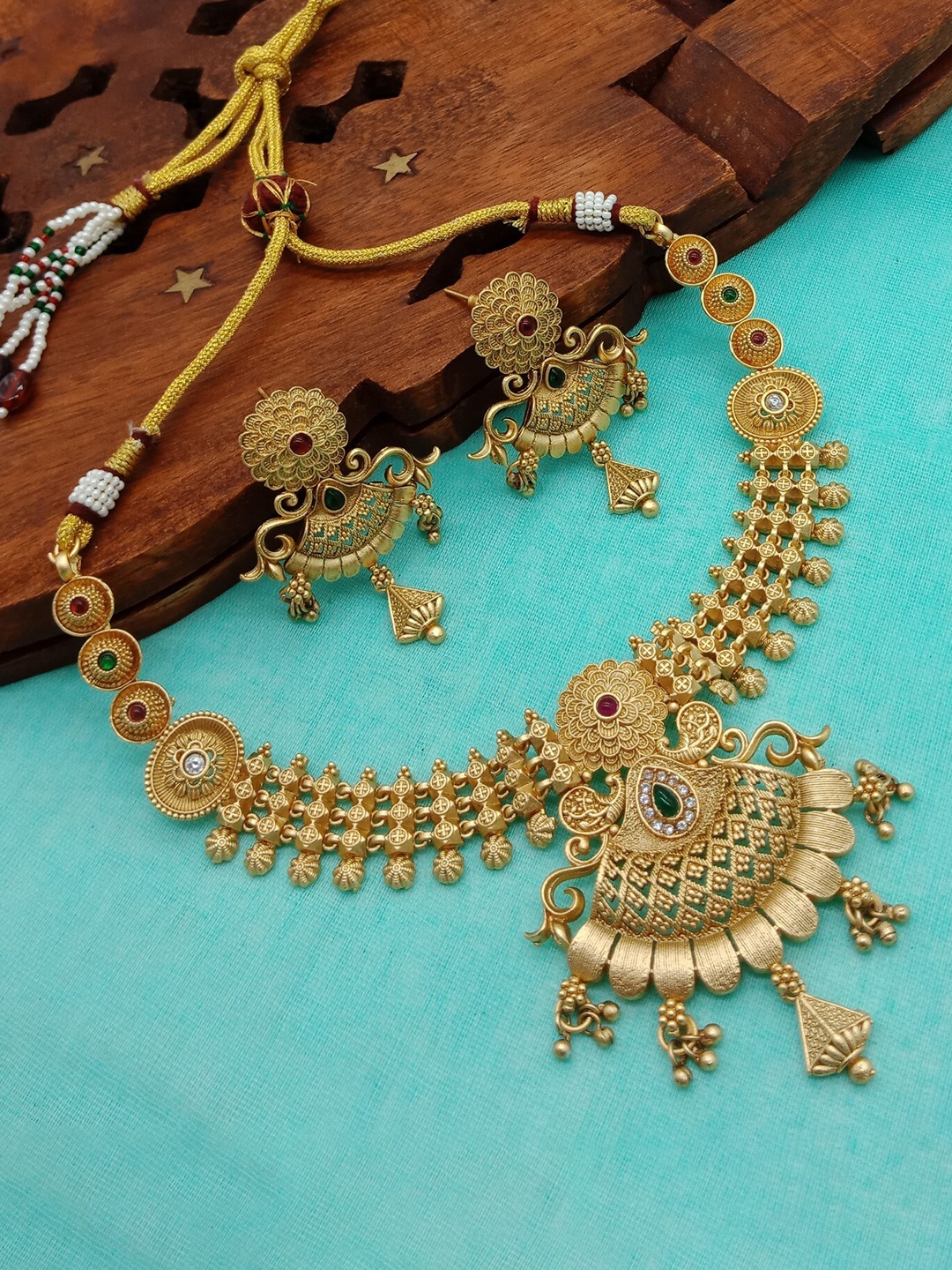 

AASHISH IMITATION Gold-Plated Stone Studded & Beaded Jewellery Set