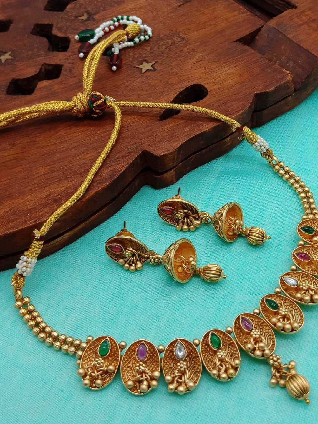 

AASHISH IMITATION Gold-Plated Kundan Studded & Beaded Jewellery Set