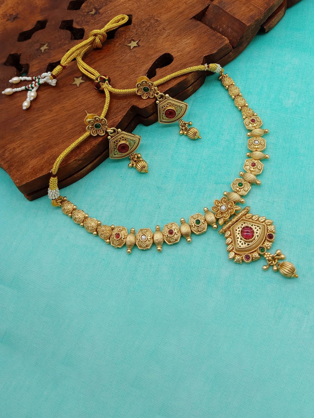 

AASHISH IMITATION Gold-Plated Stone Studded & Beaded Jewellery Set