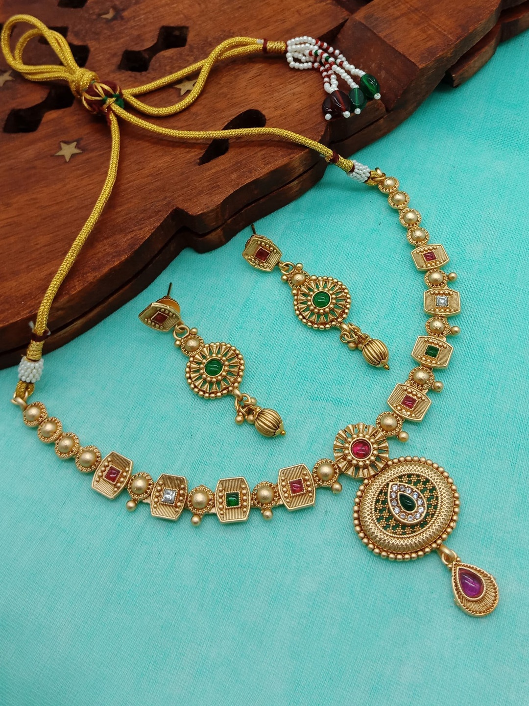 

AASHISH IMITATION Gold-Plated Stone Studded & Beaded Jewellery Set