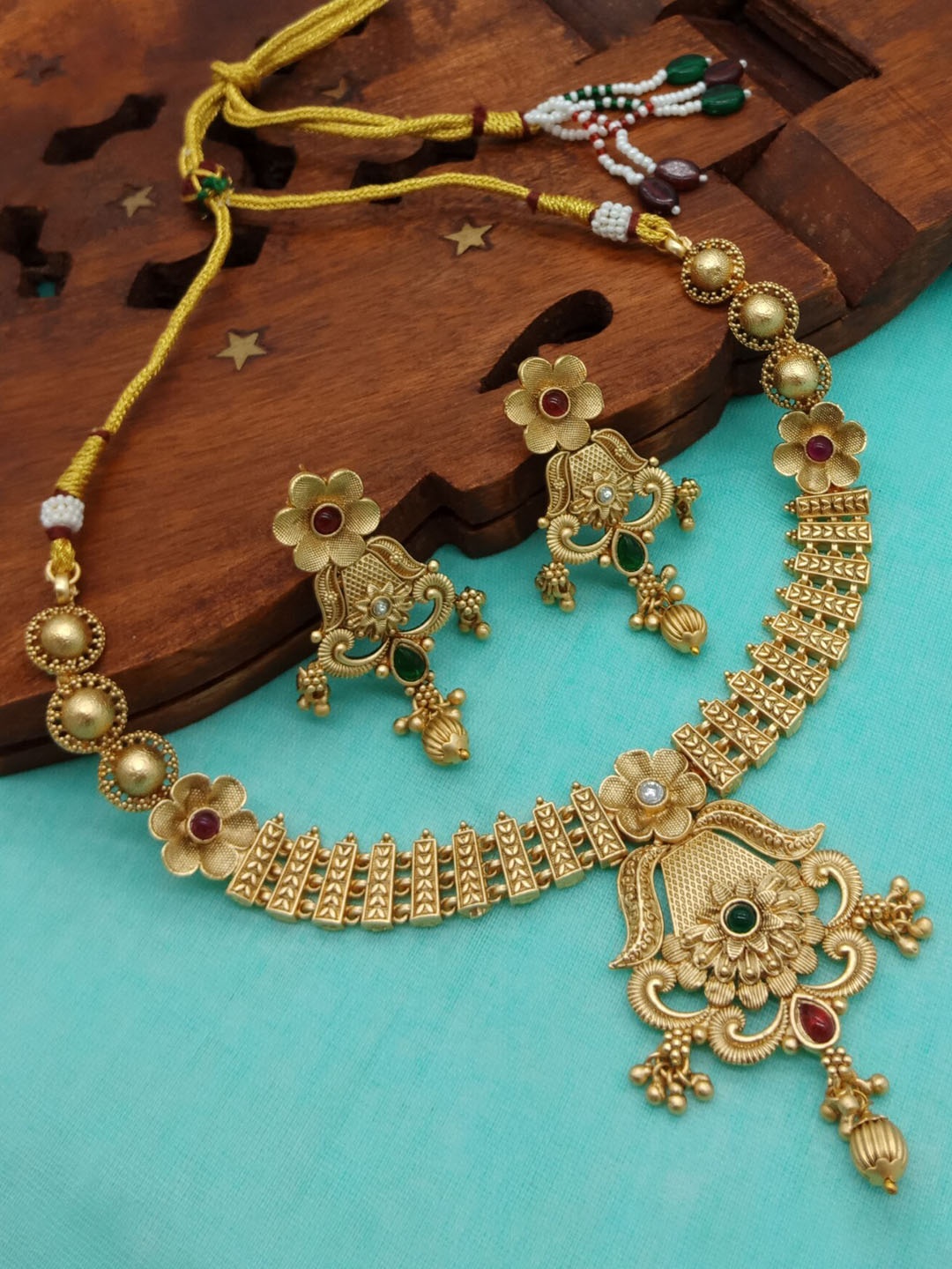 

AASHISH IMITATION Gold-Plated Stone Studded & Beaded Jewellery Set