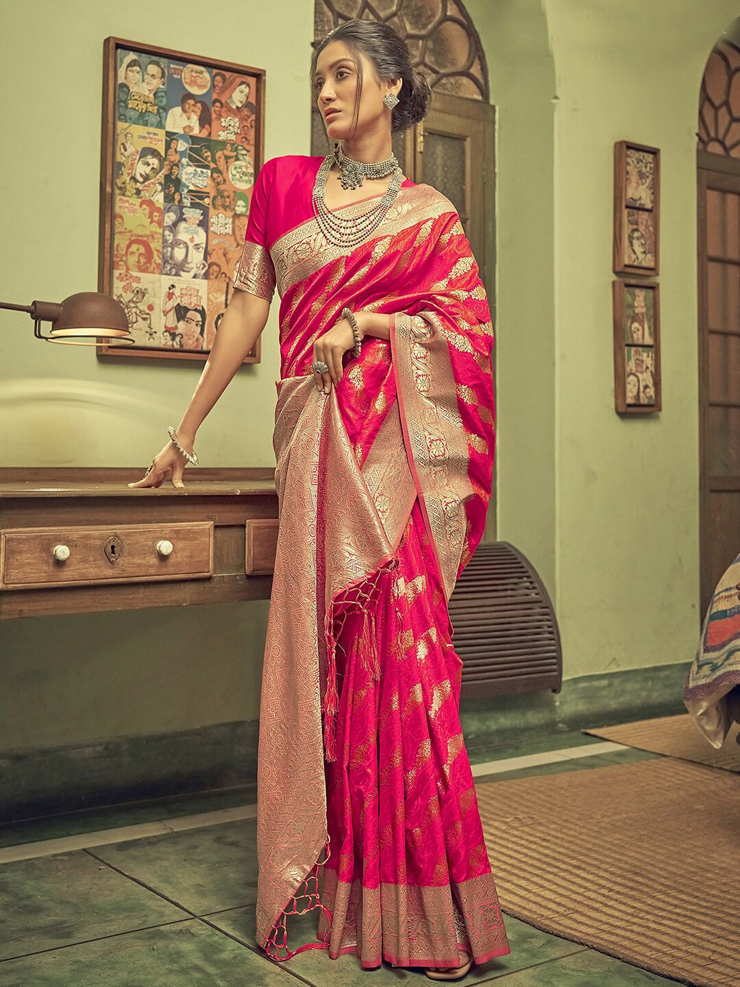 

Satrani Pink & Gold-Toned Floral Woven Design Zari Banarasi Saree