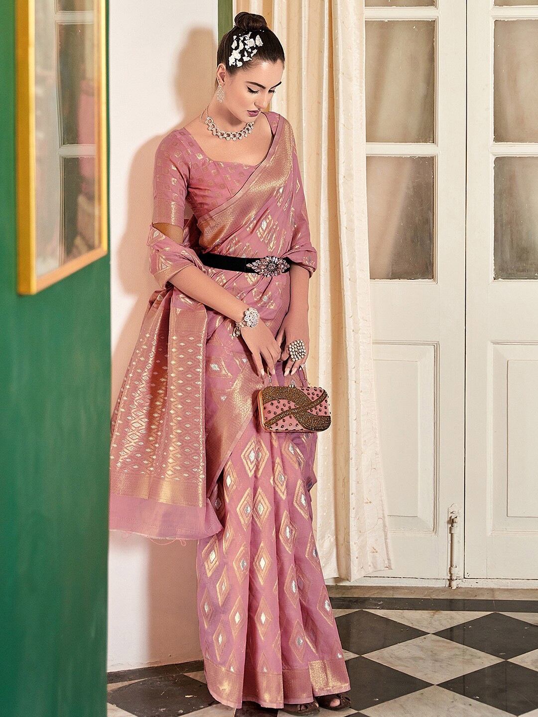 

Mitera Pink & Gold-Toned Geometric Woven Design Zari Banarasi Saree