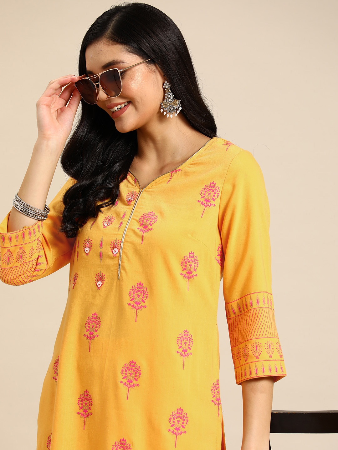 

Sangria Printed Regular Sequinned Kurta with Trousers, Orange