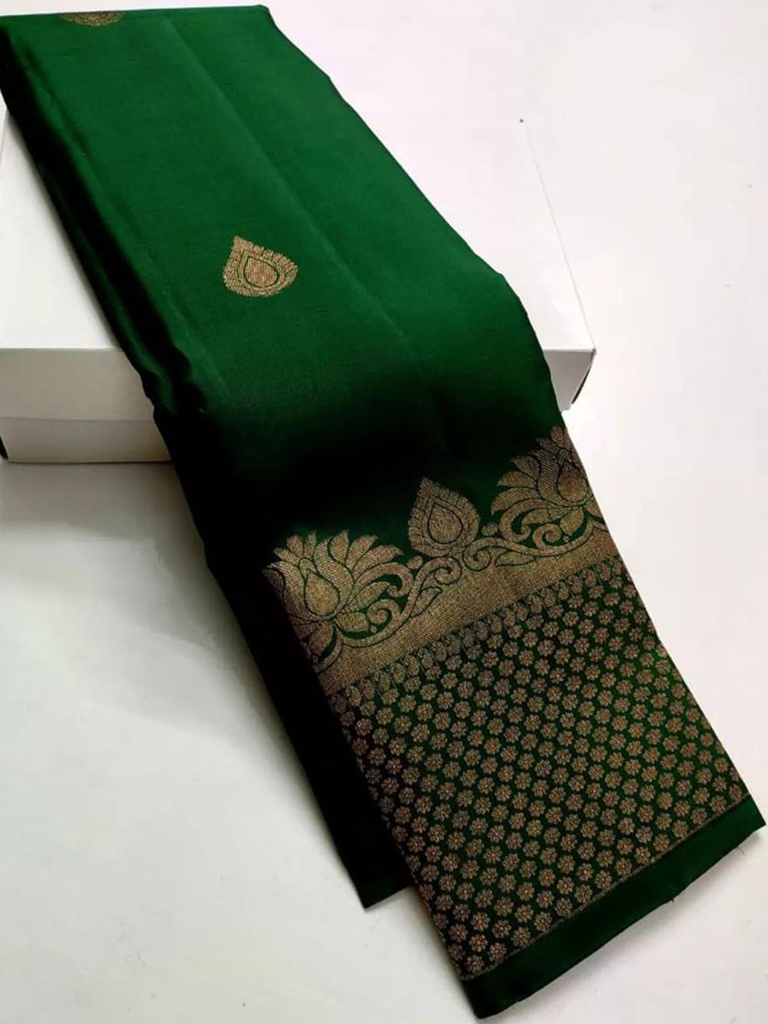 

Naishu Trendz Ethnic Woven Design Zari Pure Silk Kanjeevaram Saree, Green