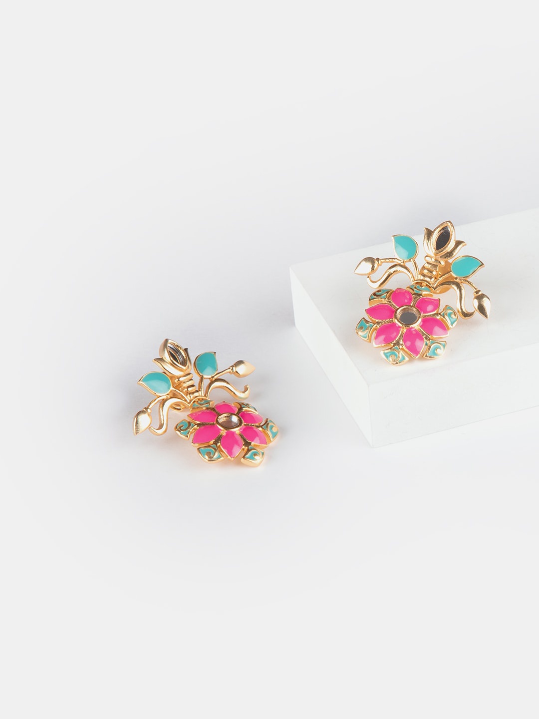 

SHAYA Gold-Plated Contemporary Studs Earrings
