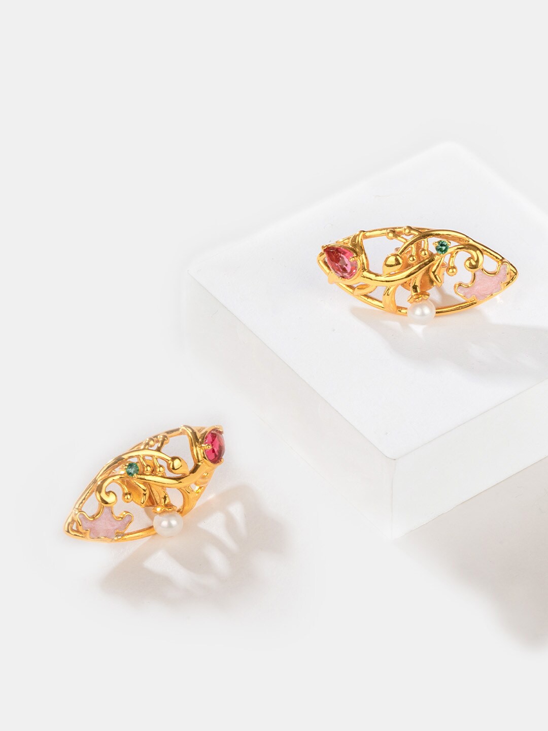 

SHAYA Gold-Plated Contemporary Studs Earrings