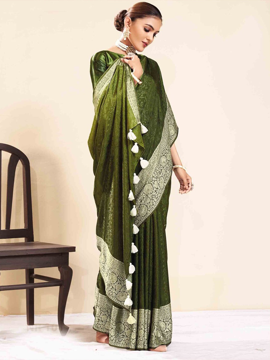 

all about you Green & Gold-Toned Woven Design Zari Saree