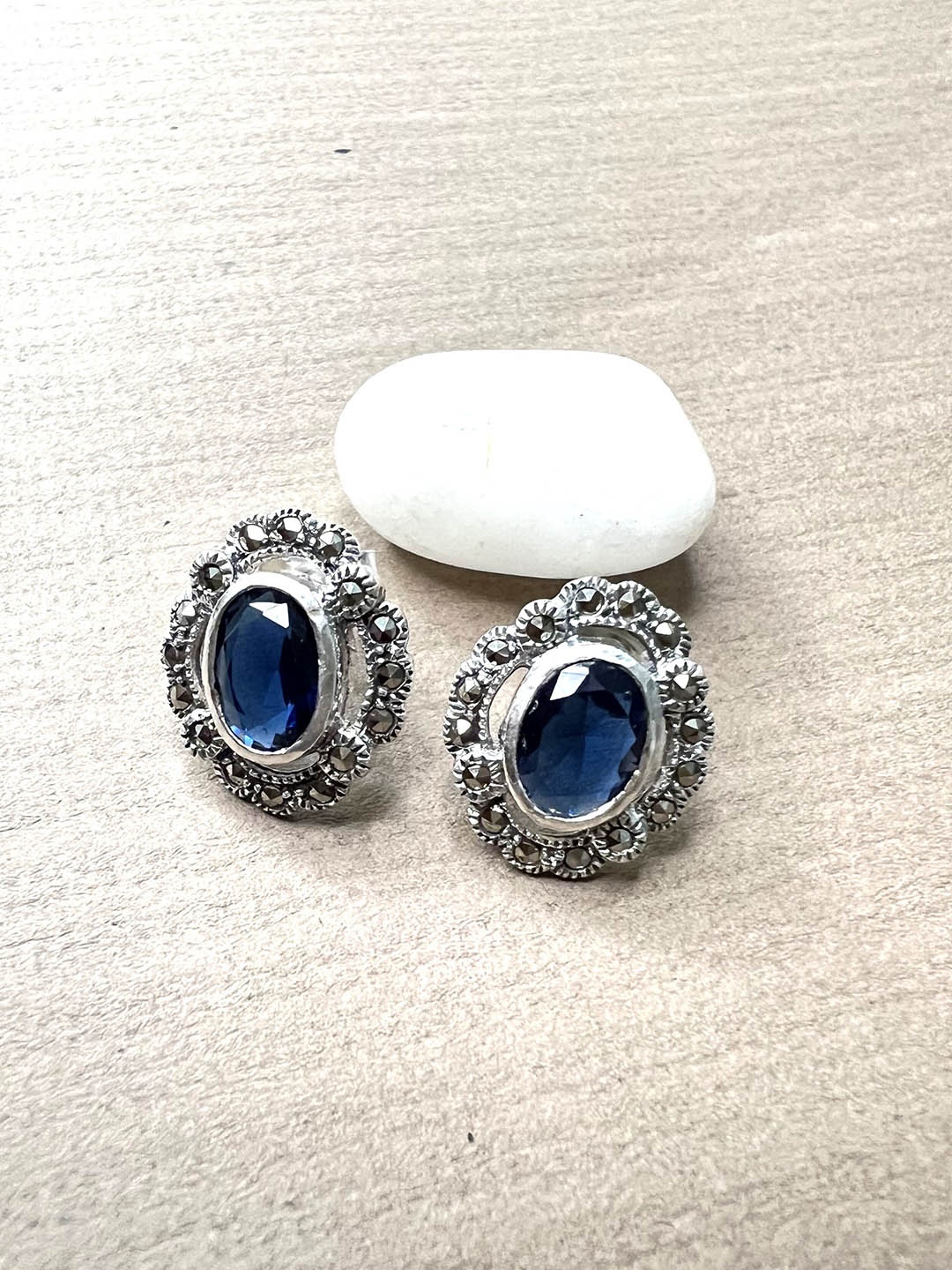 

Arte Jewels Oval Studs Earrings, Silver