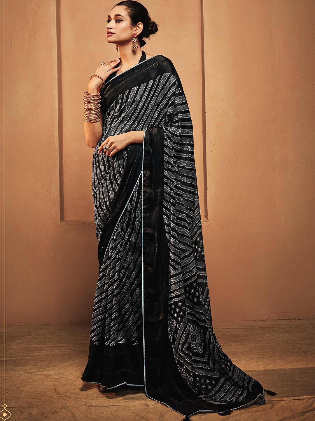 

DIVASTRI Striped Pure Georgette Saree, Black
