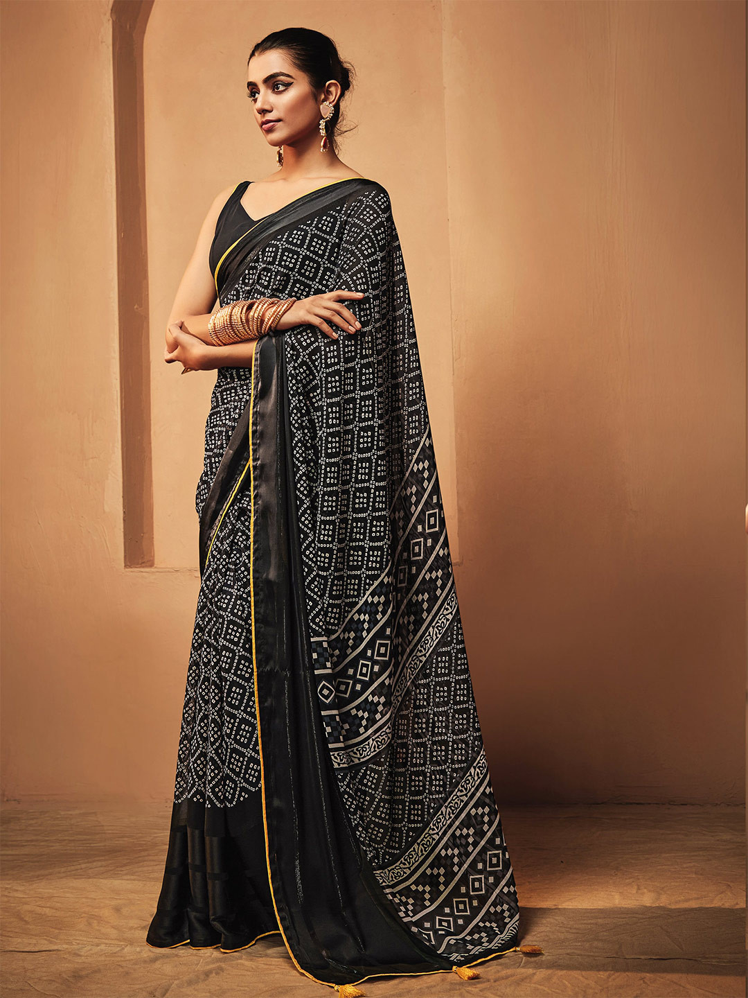 

DIVASTRI Bandhani Printed Saree, Black