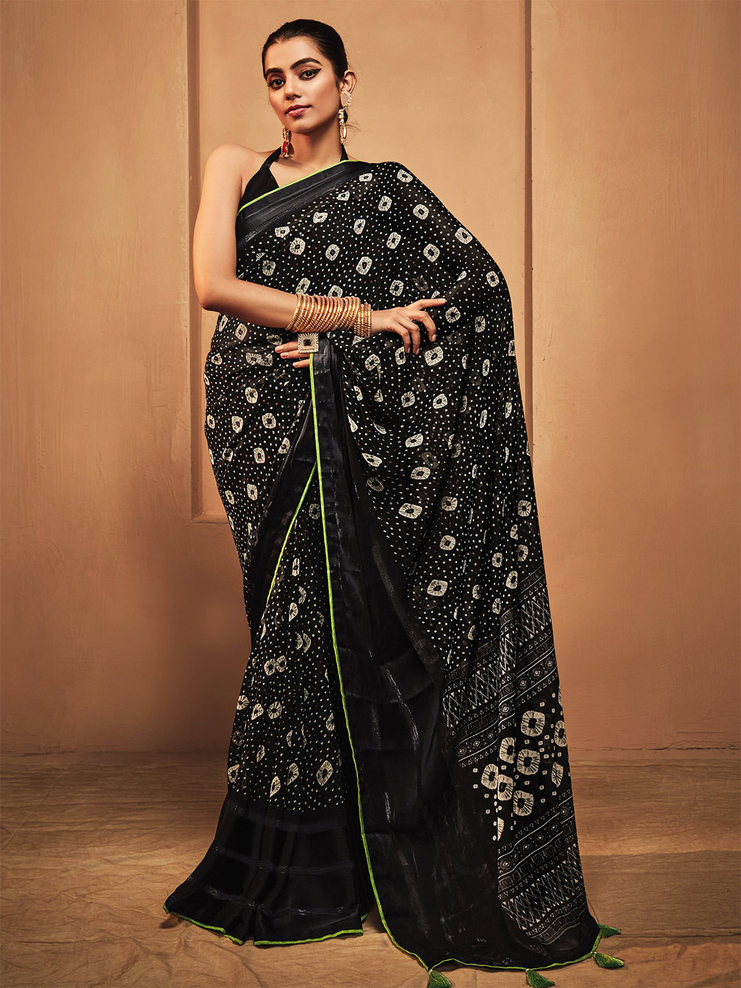 

DIVASTRI Bandhani Printed Saree, Black