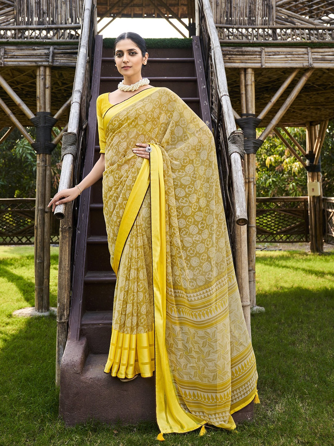 

DIVASTRI Floral Printed Saree, Yellow